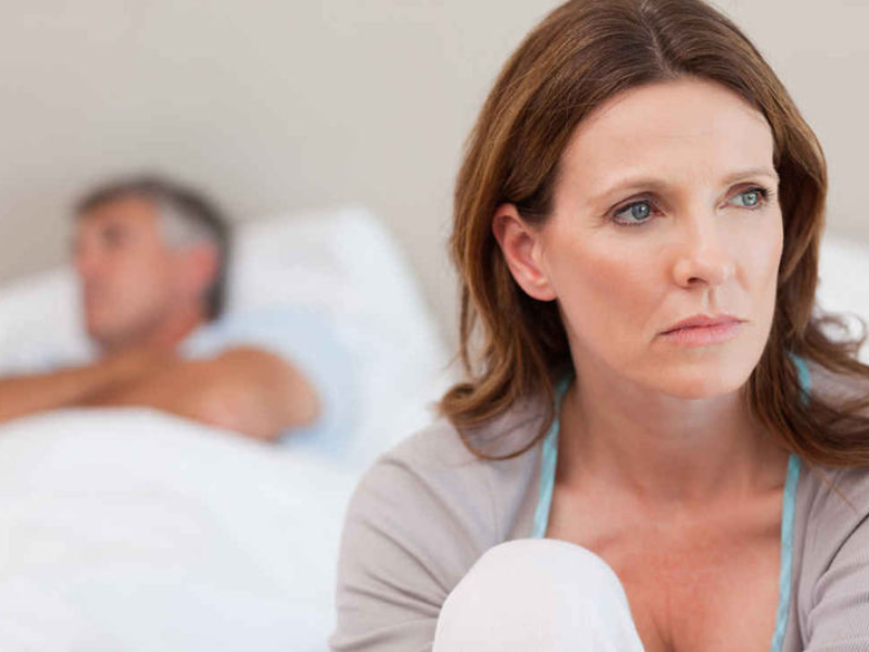 Mãn kinh có quan hệ được không? Những lưu ý cải thiện “chuyện chăn gối”